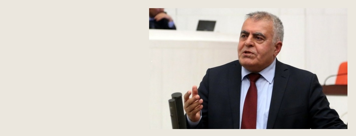 Doğan, MEB'in ilkokullarda dağıtılmasına izin verdiği bir kitapta Aleviler için “cehennemlik” denilmesini meclis gündemine taşıdı