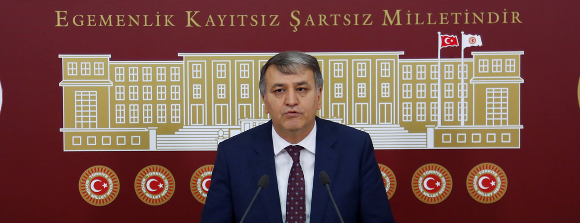 Toğrul, 'savaş karşıtı' diye bir çocuk oyununun yasaklanmasını Milli Eğitim Bakanına sordu