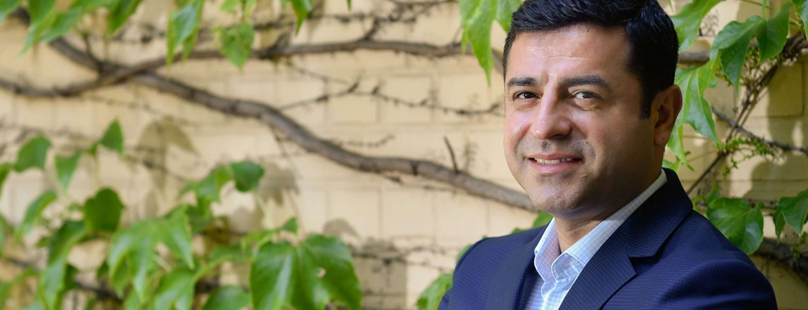 Demirtaş: Elini kolunu bağladığı bir rakibe karşı dışarıda linç kampanyası yürütmekten utanmayan bir siyasetçiden demokrasi beklenemez
