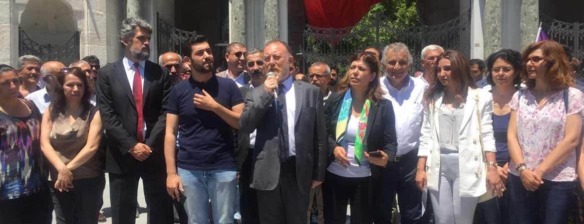 Temelli'den ihraç edildiği üniversite önünde açıklama: Tüm ihraçlar görevine dönsün diye demokrasi önündeki barajı yıkmalıyız