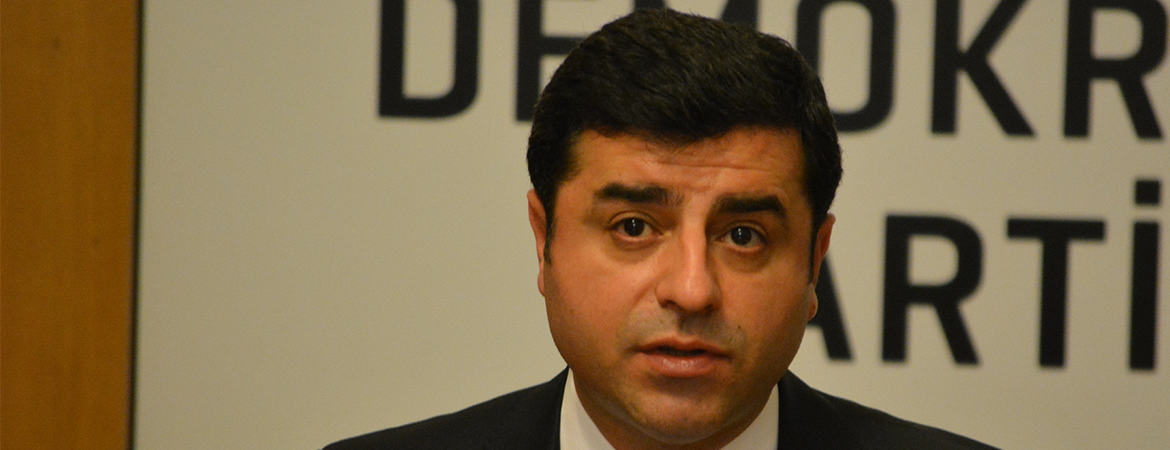 'Bu ülkede darbe yapılmıştır, hendekler barikatlar darbeye karşıdır'