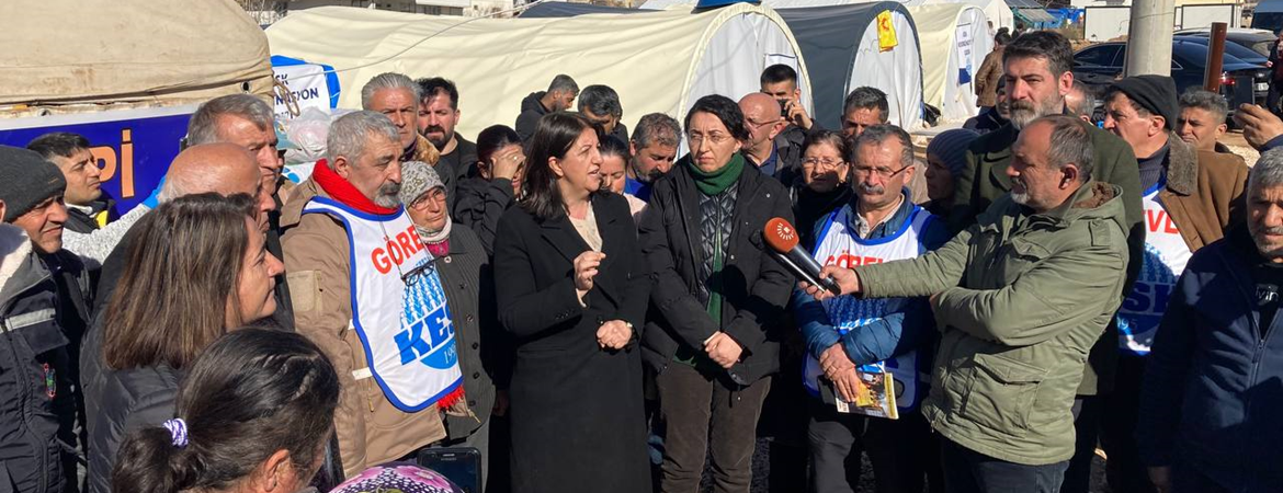 Buldan yardım konvoyumuzla Pazarcık'ta yardım dağıttı: Cumhurbaşkanı istifa etsin