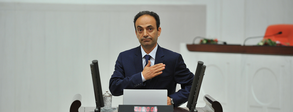 Kê ew dîmen kişandiye? Ew kesê ku di dîmenan de talîmatê dide wê keçikê kî ye û wezîfeya wî çi ye?