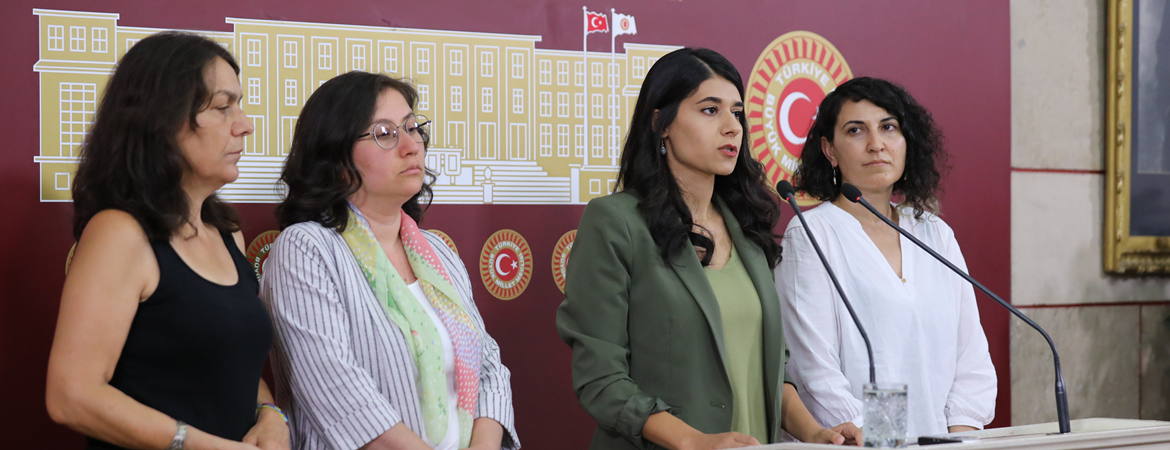 Kadın vekillerimiz: Çocukların yaşamlarını kirli siyasetinize alet etmekten utanmıyorsunuz!