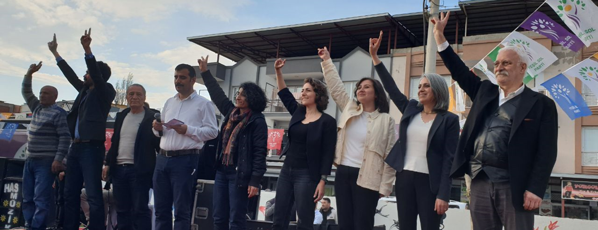 İzmir’in bütün sokaklarını Deniz Poyraz'ın emeği ve gülüşüyle ilmek ilmek örmek zorundayız