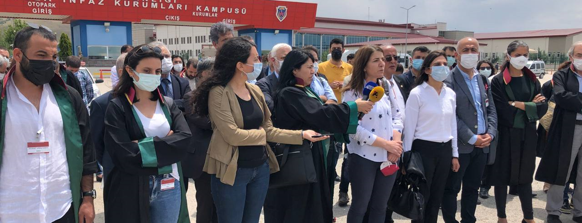 Kobanî Kumpas Davasında provokasyonla savunma engelleniyor, mahkemeye baskı yapılıyor
