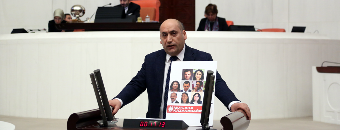 Nadir Yıldırım, belediyelere atanan kayyımlar tarafından sökülen çok dilli tabelaları sordu
