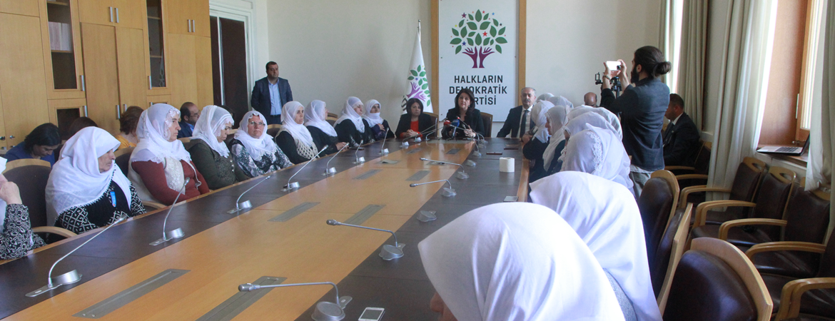 Anneler Meclis'ten seslendi: Bize yapılanlara rağmen suçlu aramıyoruz, bir umutla çözüm bekliyoruz