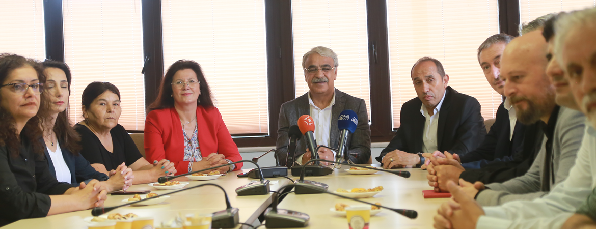 Sancar KESK heyetiyle bir araya geldi: Yıkımı ve talanı birlikte durdurabiliriz