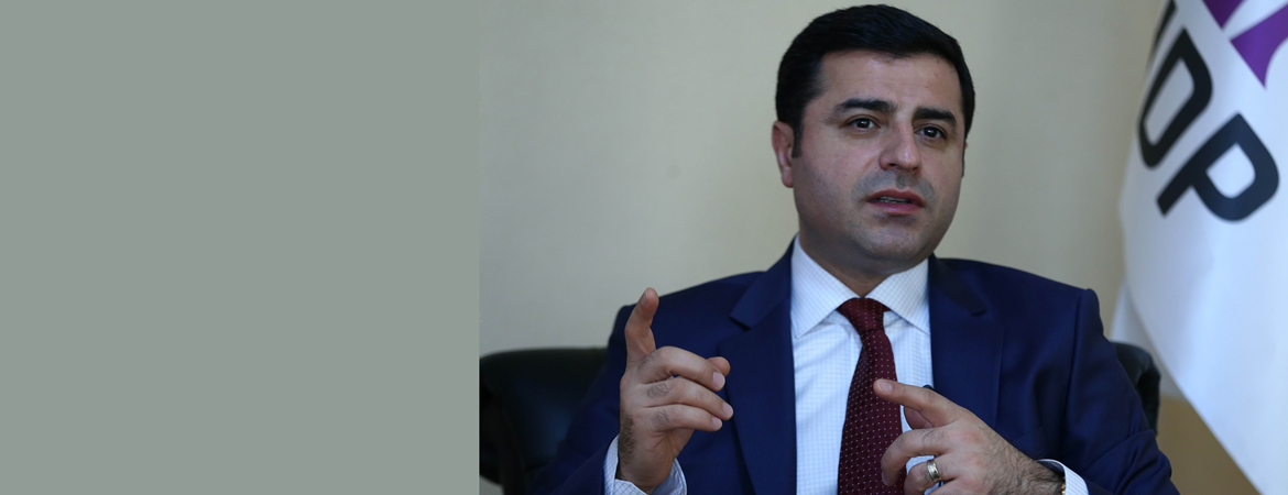 Demirtaş: Bizi tutuklatan AKP İstanbul ve Ankara'yı kaybetti, 3 parçaya bölündü; HDP tek vücut yoluna devam ediyor