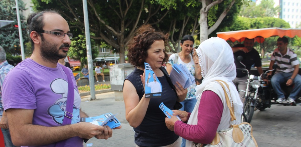 Adana'da Demirtaş için 3 farklı noktada stand