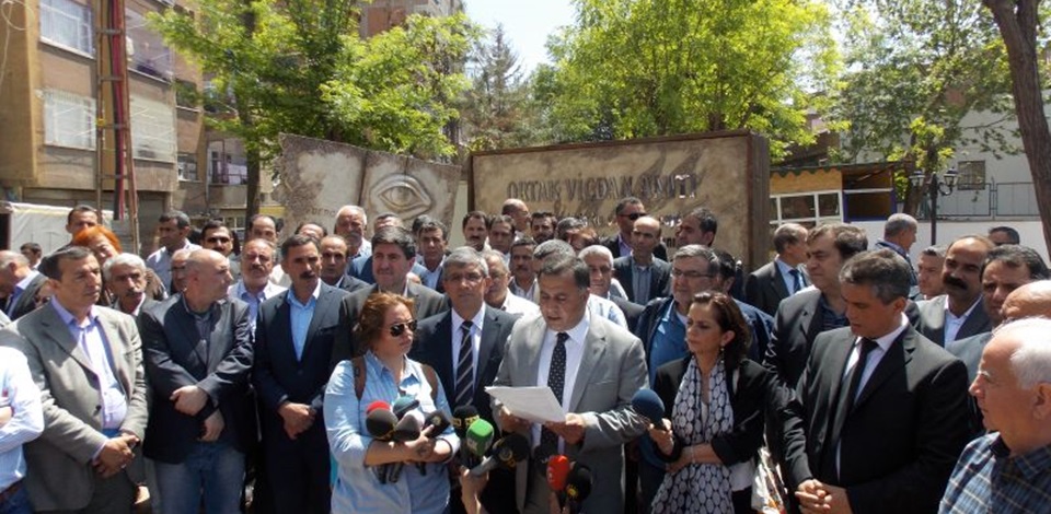 Soykırımda öldürülen Ermeniler Diyarbakır'da Ortak Vicdan Anıtı önünde anıldı