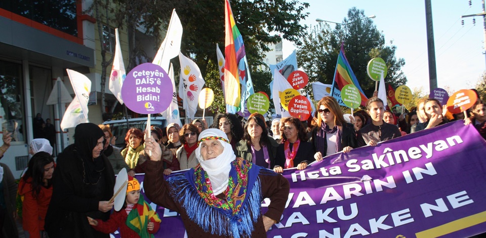 Diyarbakır'da 25 Kasım kapsamında binlerce kadın yürüdü
