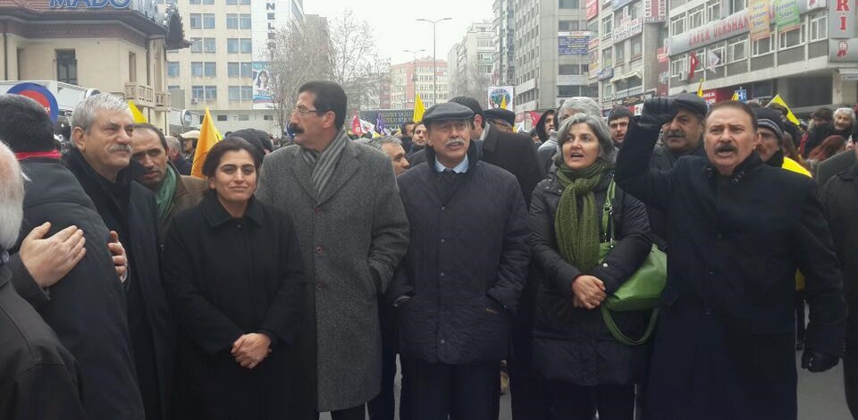 Açlık grevindeki HDP'li vekiller emekçilerin grevine destek verdi