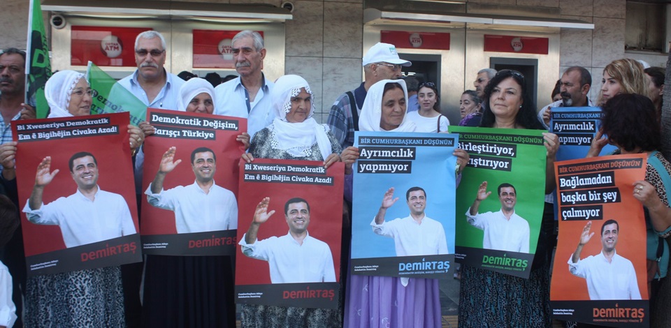 İzmir'de Demirtaş için toplu bağış eylemi