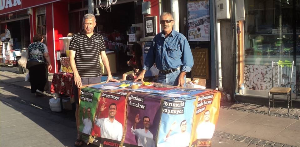 Balıkesir'de Demirtaş için stant kuruldu