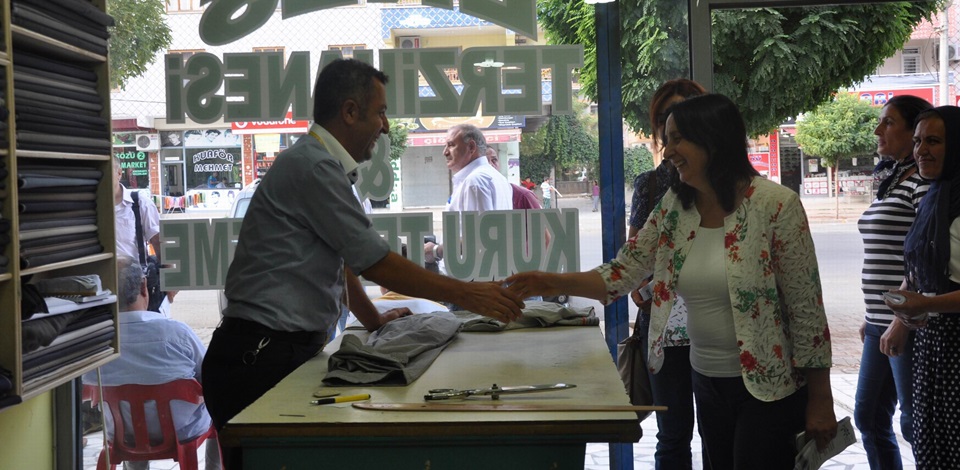 Diyarbakır'da barış mitingi için bildiri dağıtıldı