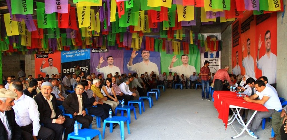 HDP'li vekiller Van'da halkla buluştu
