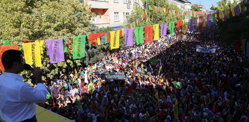 Demirtaş: Ayrımcı dilin sürmesi Türkiye'yi Suriye'ye çevirir