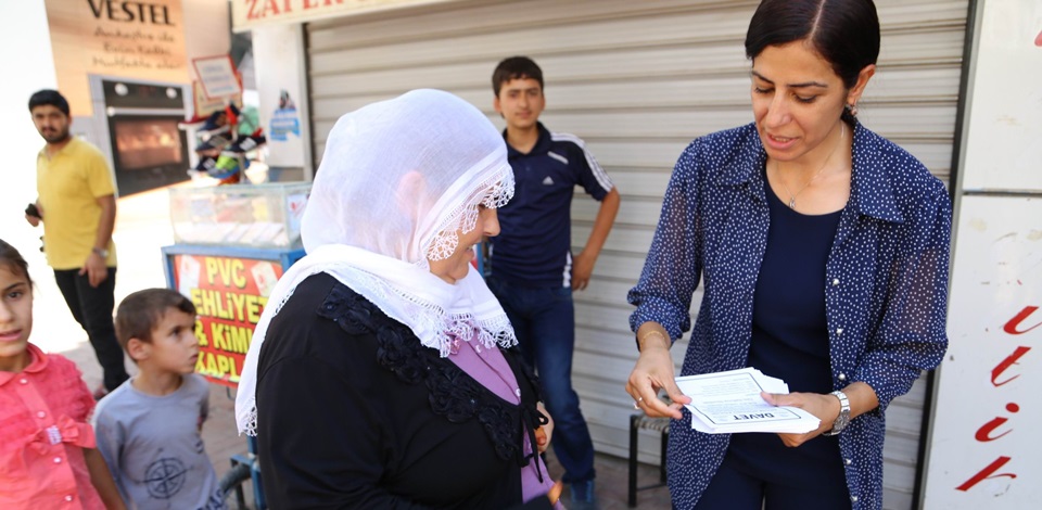 Batman'da açılışlara çağrı için broşür dağıtıldı