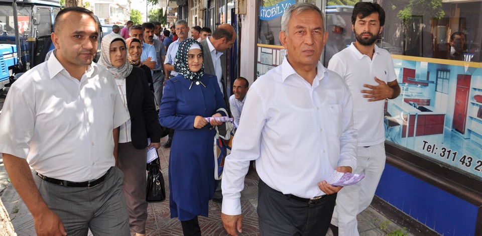 Muş'ta seçim çalışmaları kapsamında esnaf ziyareti