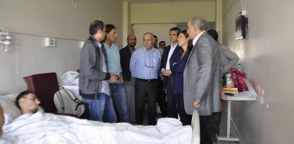 HDP heyeti saldırıya uğrayan gazeteci Durgut'u ziyaret etti