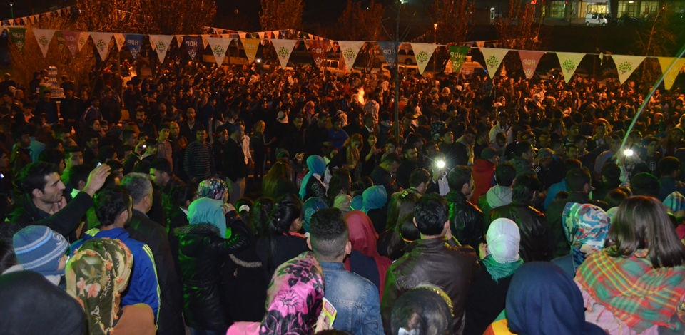 Esenler'de Newroz ateşi yakıldı