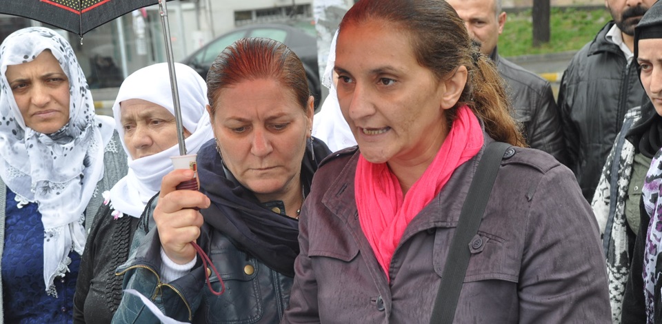 HDP'li kadınlar trafik kazalarının yaşandığı caddeye üst geçit istedi