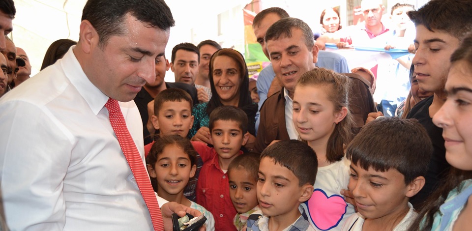 Demirtaş: Hakkari'den uzanan barış elini temsil ediyorum, bu eli tutun