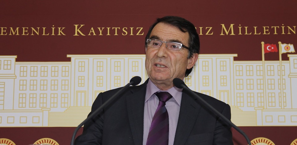 Aksoy, yapılan operasyonlarda gözaltına alınanlarla ilgili Meclis'te basın toplantısı düzenledi
