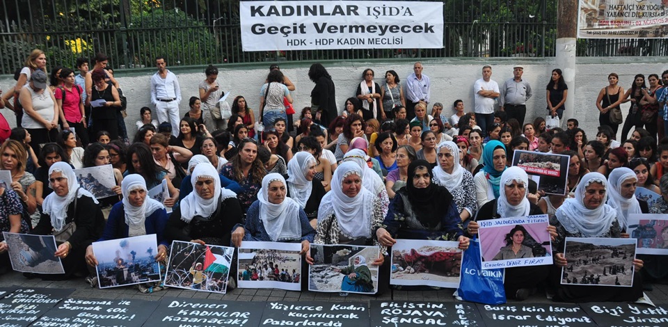İstanbul'da kadınlar IŞİD'in saldırılarını protesto etti