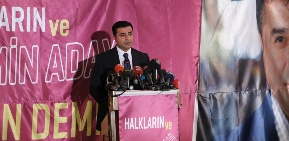 HDP, Cumhurbaşkanı adayı Demirtaş için toplanan imzaları Meclis Başkanlığı'na sunarak resmi başvuruyu yaptı