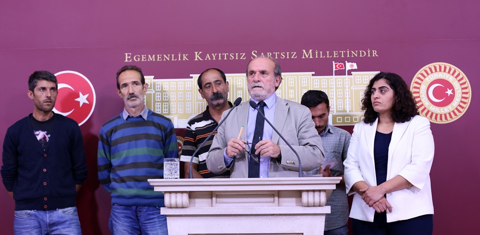 HDP milletvekilleri Kürkçü ve Tuncel, inşaat işçileri ile Meclis'te basın toplantısı düzenledi