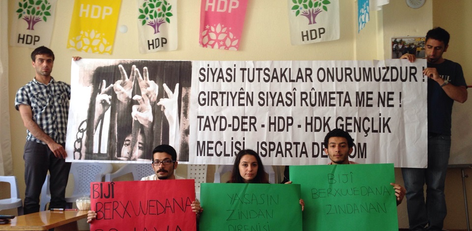 Isparta'da HDP'li gençlerden cezaevindeki açlık grevine destek grevi
