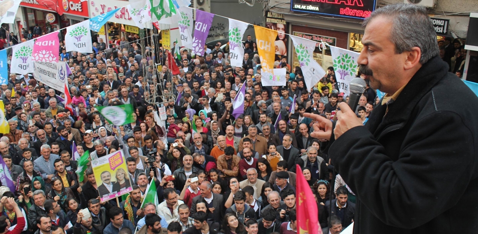 Önder ve Aydınlar Avcılar'da halkla buluştu
