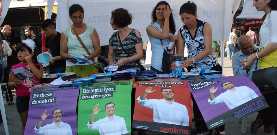 Kadınlardan Demirtaş için Şirinevler'de stant