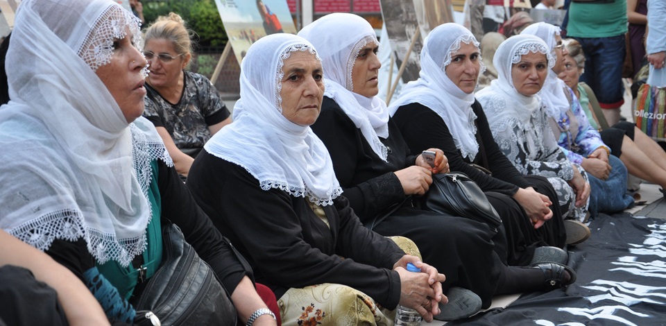 Kadınların ‘Kızıl Çarşamba’ eylemleri devam etti