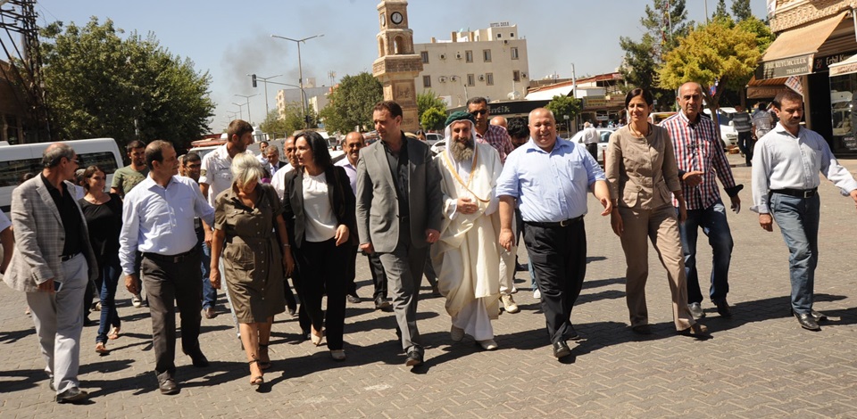 Rojava heyeti Süryanilerle bir araya geldi