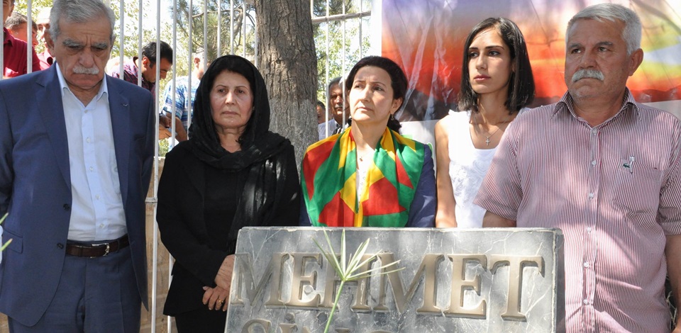 21 yıl önce katledilen DEP'li vekil Sincar mezarı başında anıldı
