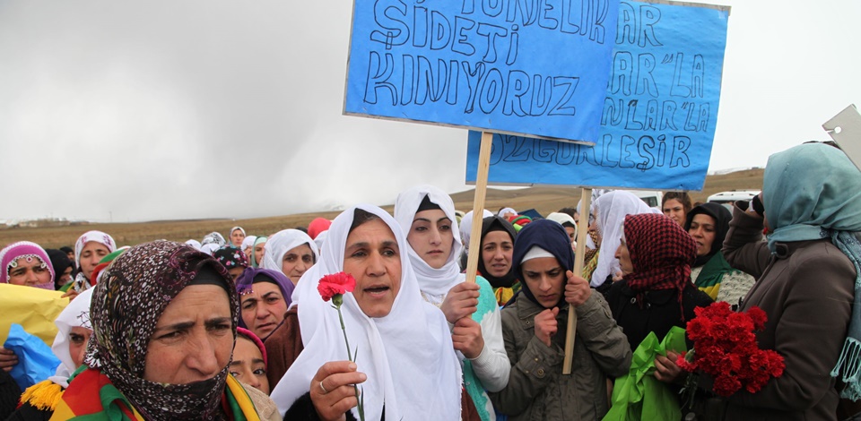Kadınlar Özalp'te kadın kıyımına karşı buluştu