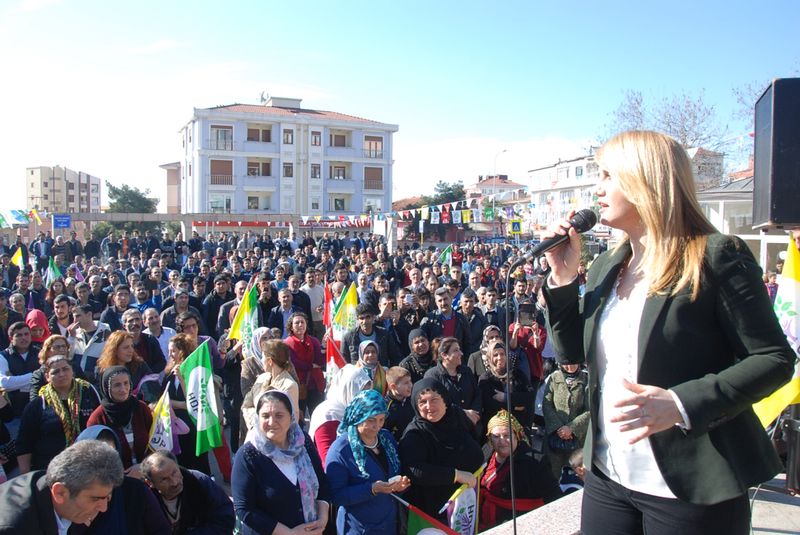 Pınar Aydınlar Kartal halkıyla buluştu
