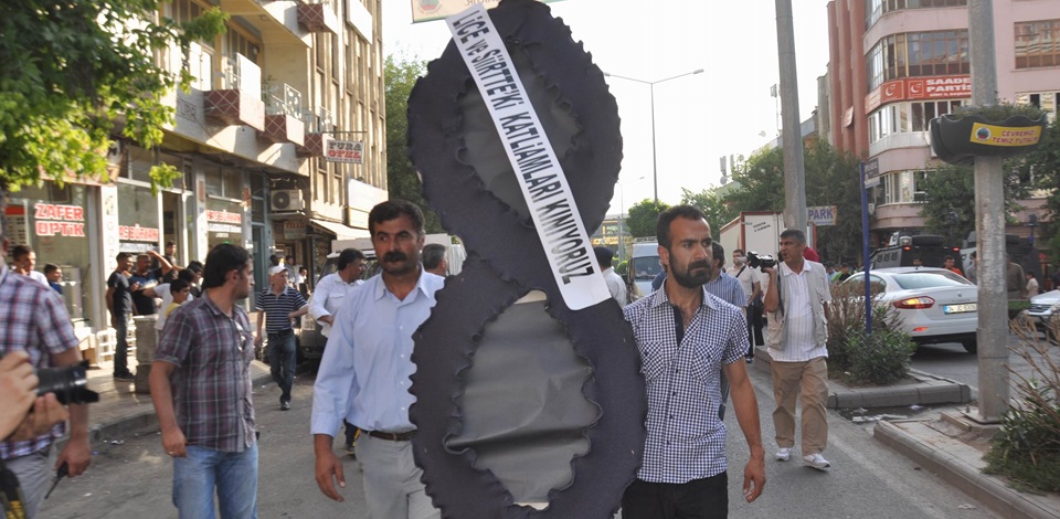 HDP'nin AKP'ye siyah çelenkli protestosuna polis engeli
