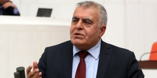 Doğan, MEB'in ilkokullarda dağıtılmasına izin verdiği bir kitapta Aleviler için “cehennemlik” denilmesini meclis gündemine taşıdı