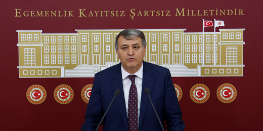 Toğrul, 'savaş karşıtı' diye bir çocuk oyununun yasaklanmasını Milli Eğitim Bakanına sordu