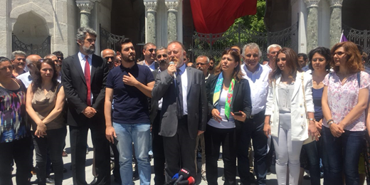 Temelli'den ihraç edildiği üniversite önünde açıklama: Tüm ihraçlar görevine dönsün diye demokrasi önündeki barajı yıkmalıyız