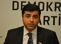 'Bu ülkede darbe yapılmıştır, hendekler barikatlar darbeye karşıdır'