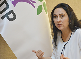'Bize ilk defa oy veren kitleler tehdit edildi'