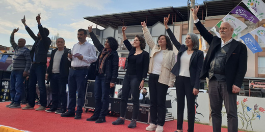 İzmir’in bütün sokaklarını Deniz Poyraz'ın emeği ve gülüşüyle ilmek ilmek örmek zorundayız