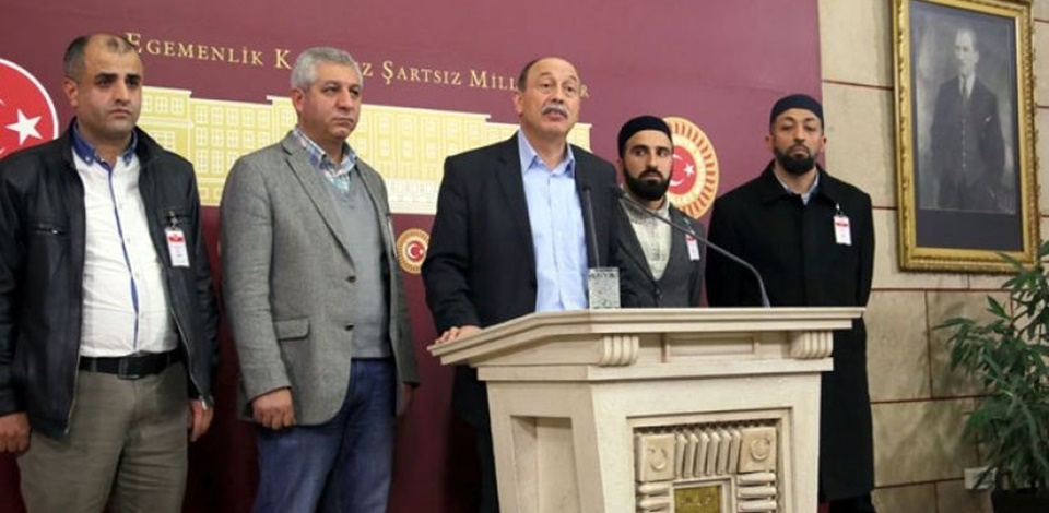 Tüzel, DİSK/Gıda-İş'e üye oldukları için işten atılan ÜLKER işçileriyle basın toplantısı düzenledi
