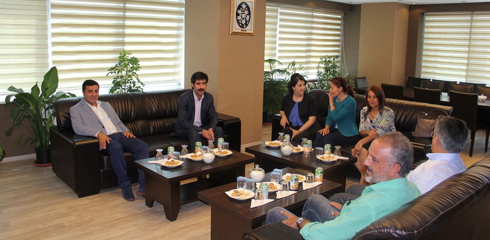 Demirtaş Van Büyükşehir Belediyesi'ni ziyaret etti